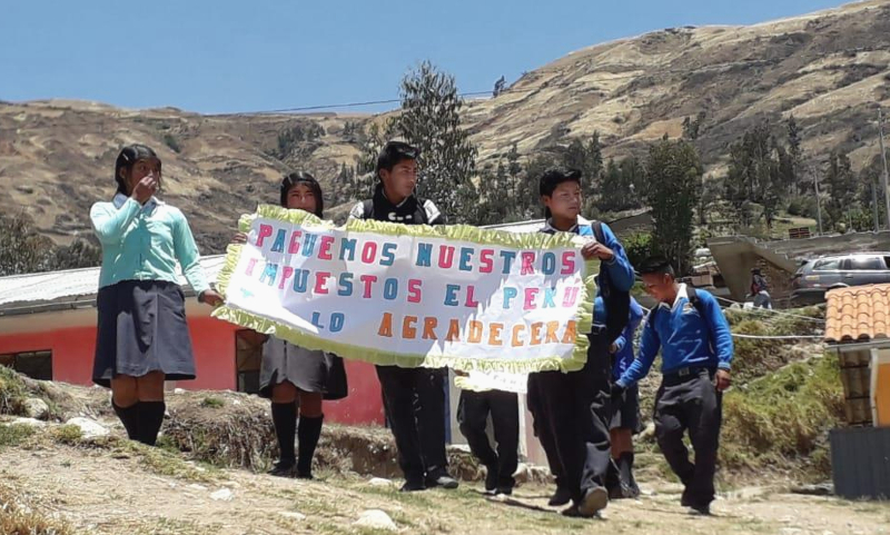 Niños con cartel